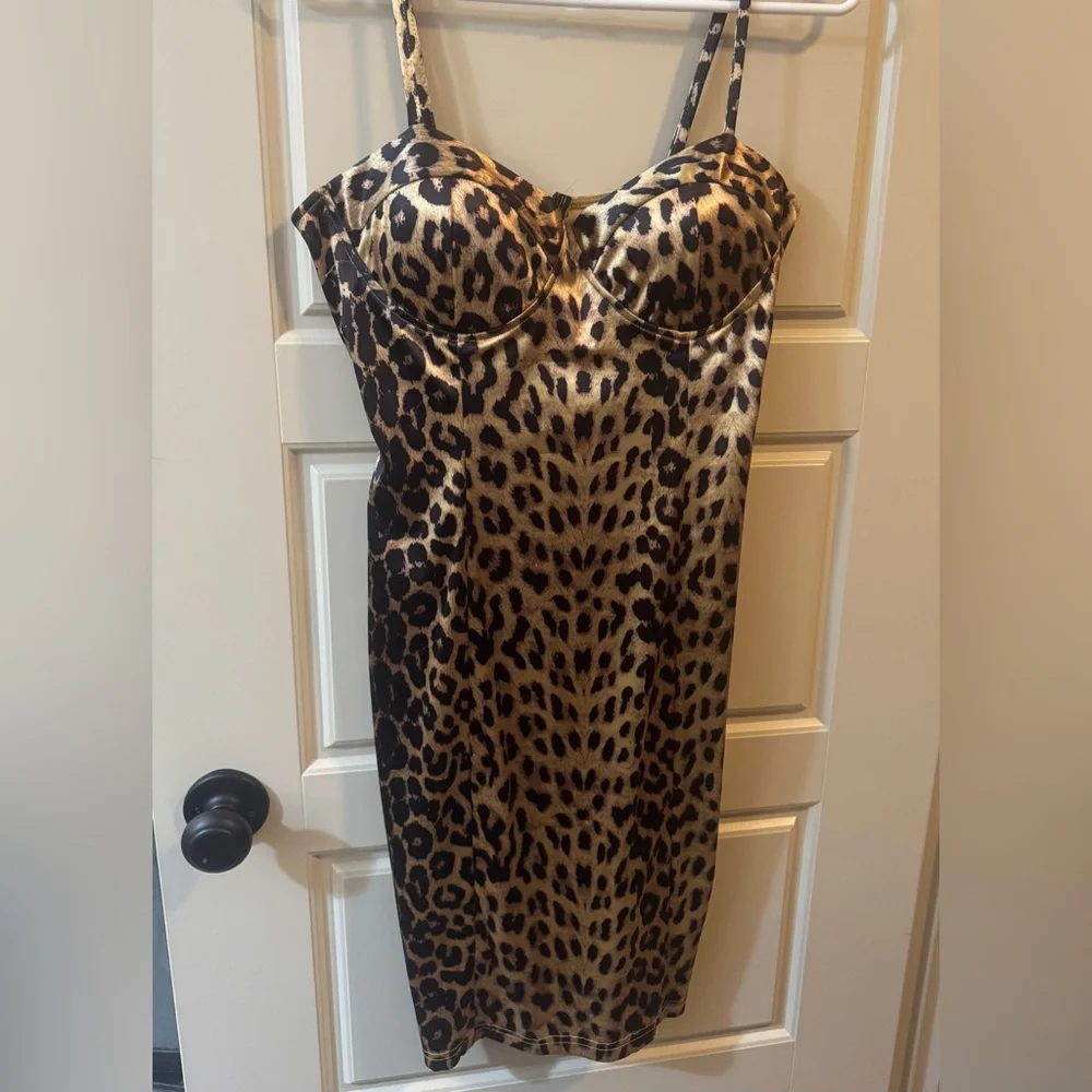 Leopard Print Satin Dress size Medium 🐆 - Picture 5 of 8